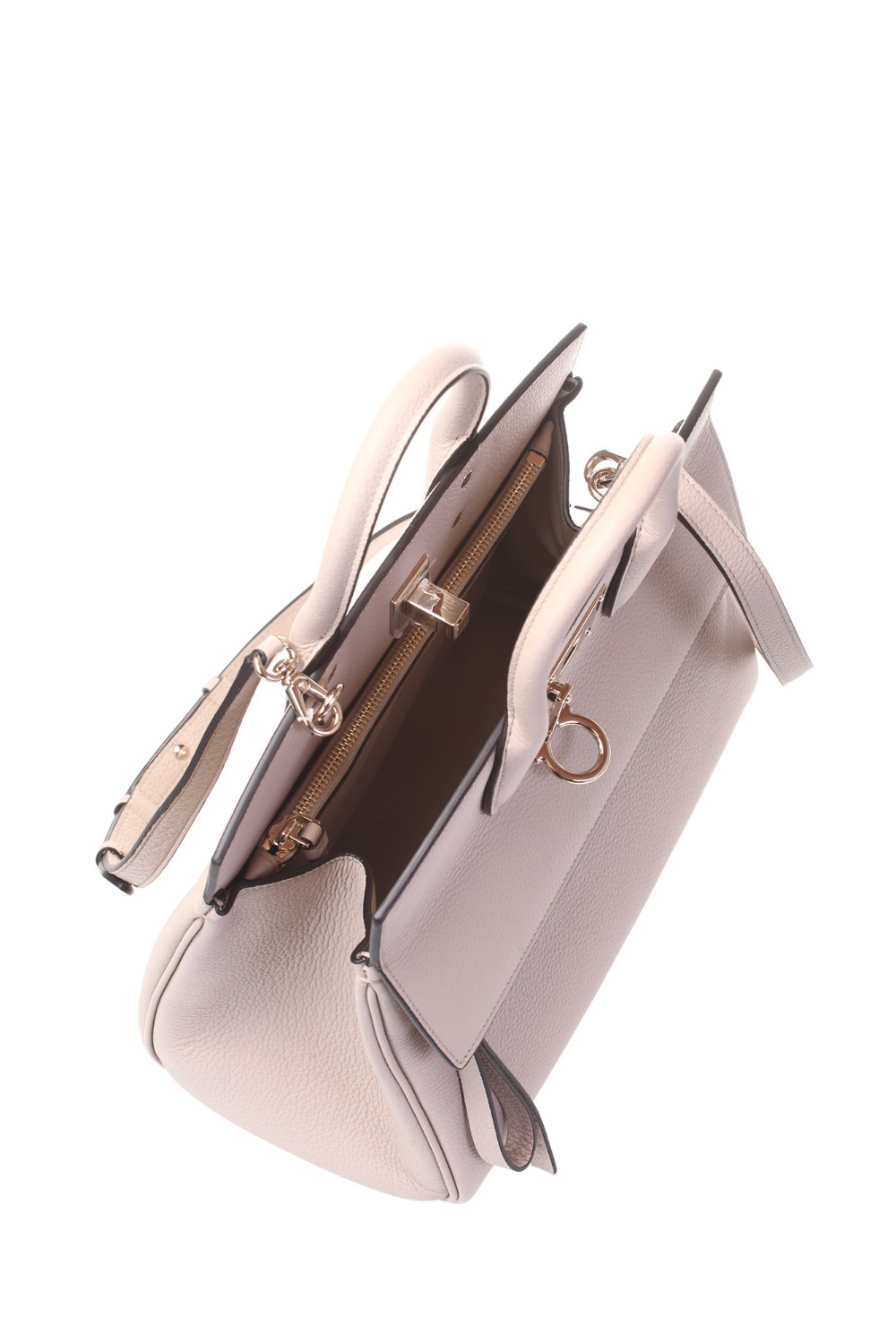 shop SALVATORE FERRAGAMO  Borsa: Salvatore Ferragamo Studio bag misura small.
Grana naturale.
Priva di metalli.
Tasca frontale con zip.
Ampio comparto interno foderato.
Pochette rimovibile.
Chiusura metallica con dettaglio Gancini.
Fondo borchiato.
Tracolla rimovibile per indossarla anche cross body.
Dimensioni: Altezza 25 cm, Lunghezza 29 cm, Profondità 14 cm.
Composizione: 100% pelle di vitello.
Fabbricato in Italia.. 21H159 THE STUDIO-102757948 number 7458170